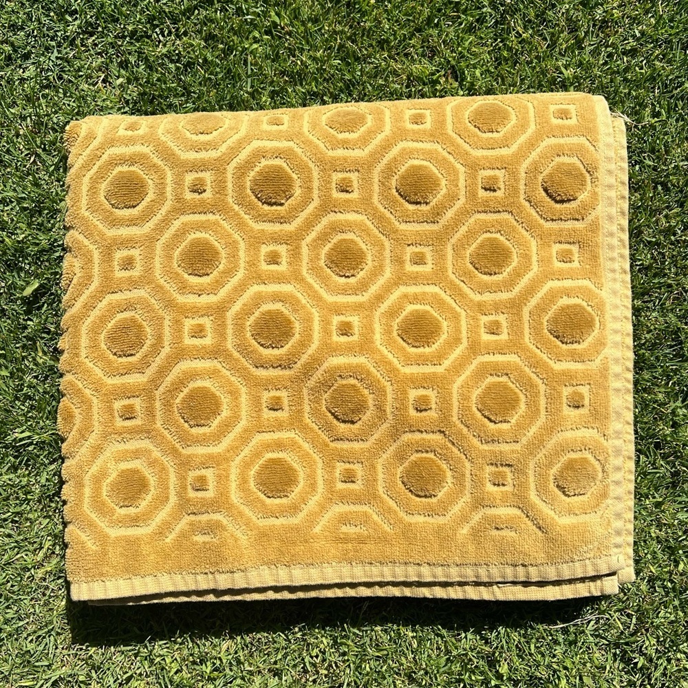 Y2K Wellesley Manor Geometric Sculpted Bath Towel Gold Green MCM Vibes Brazil